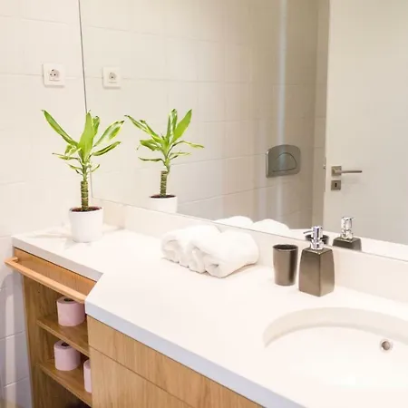 Luxury Arthouse In Martim Moniz Square, With Park. *